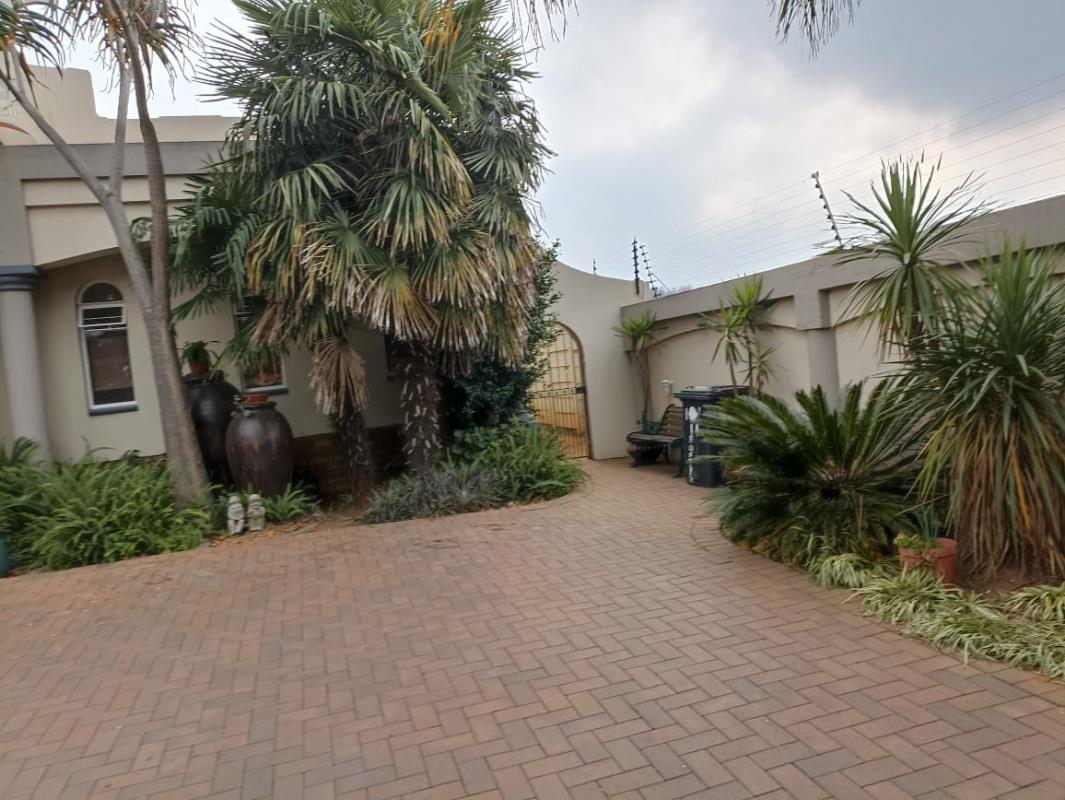 5 Bedroom House for sale in Van Riebeeck Park P24112978226