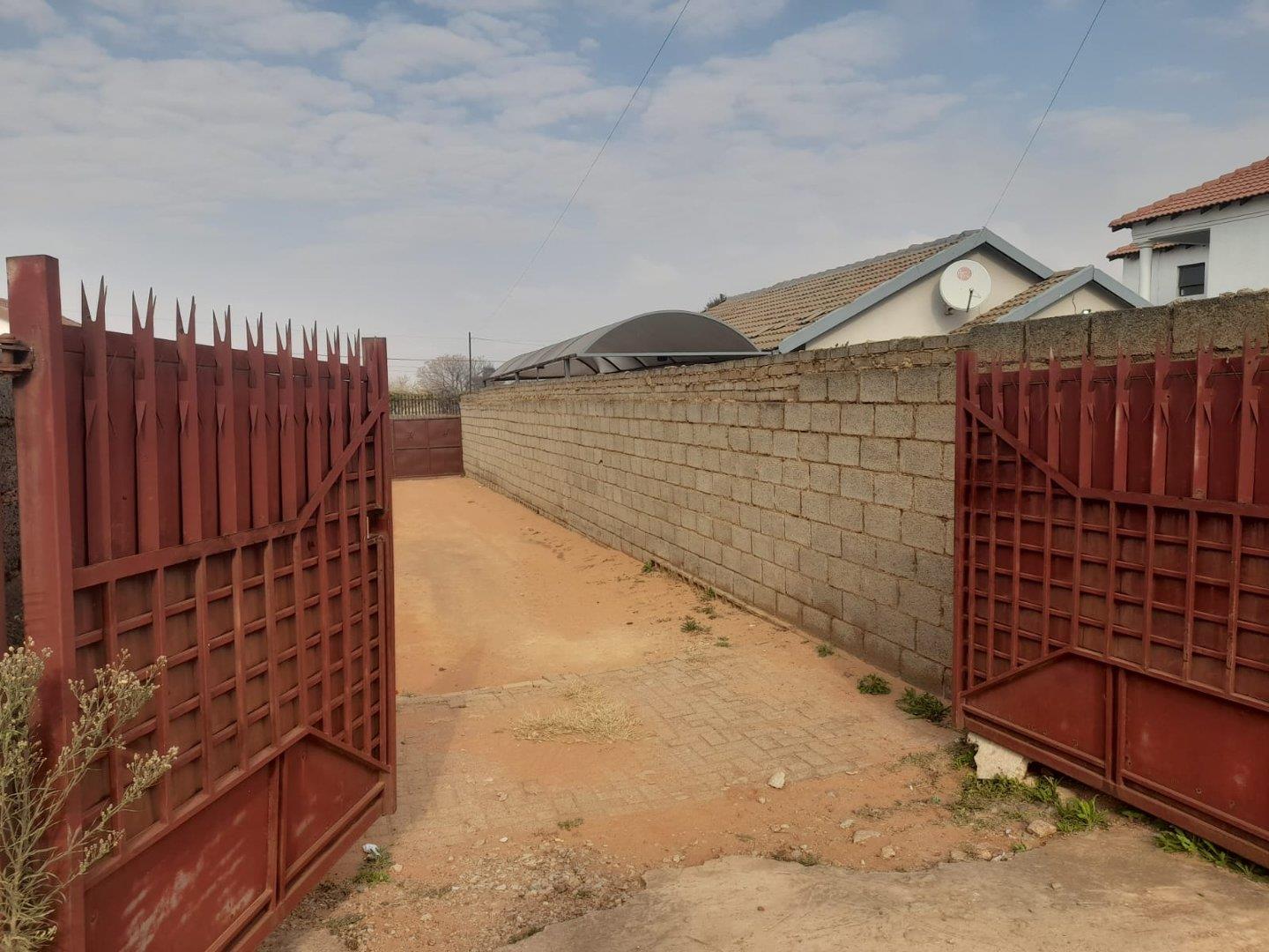 3 Bedroom House for sale in Kagiso P24112979053