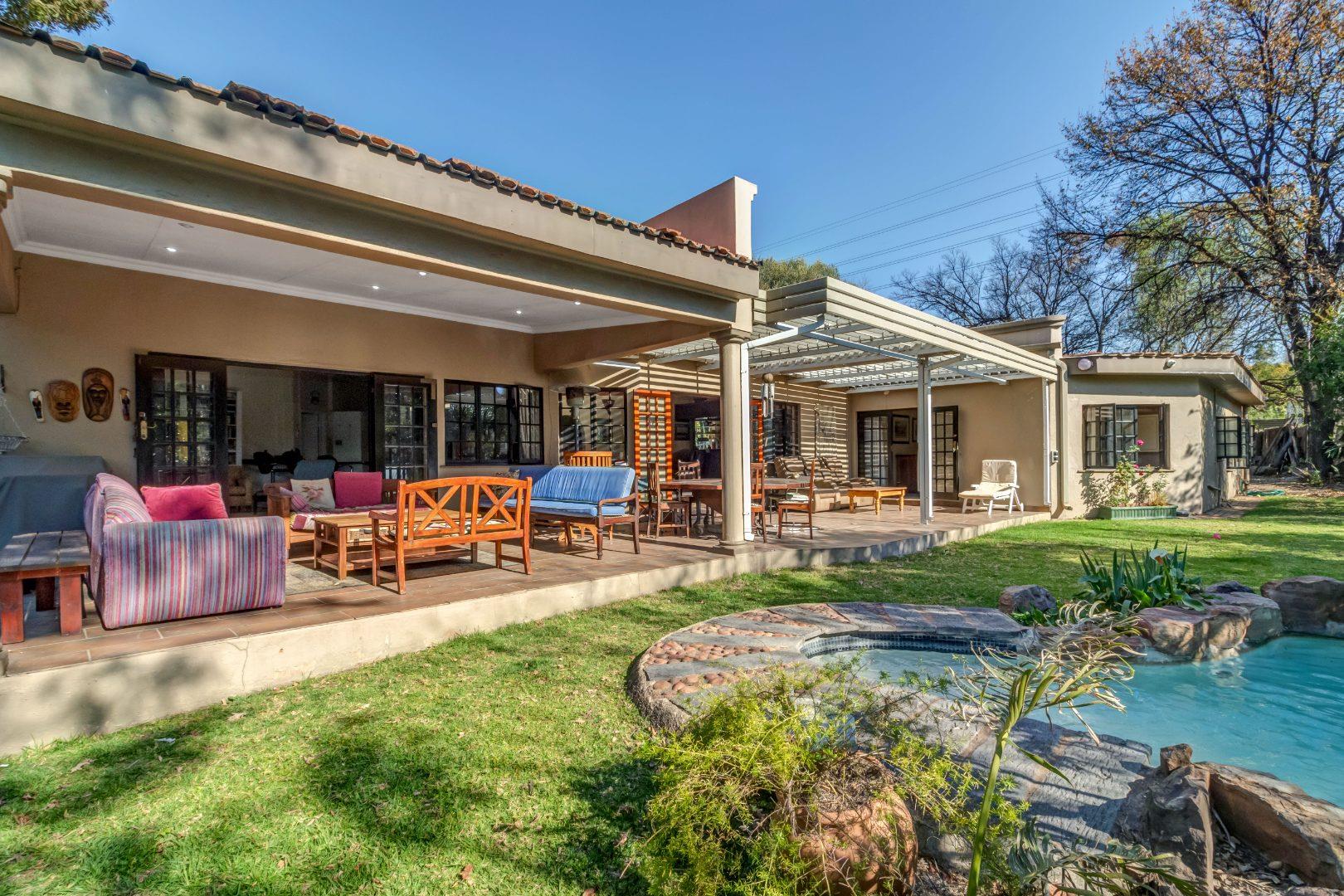 4 Bedroom House for sale in Lonehill P24112979252