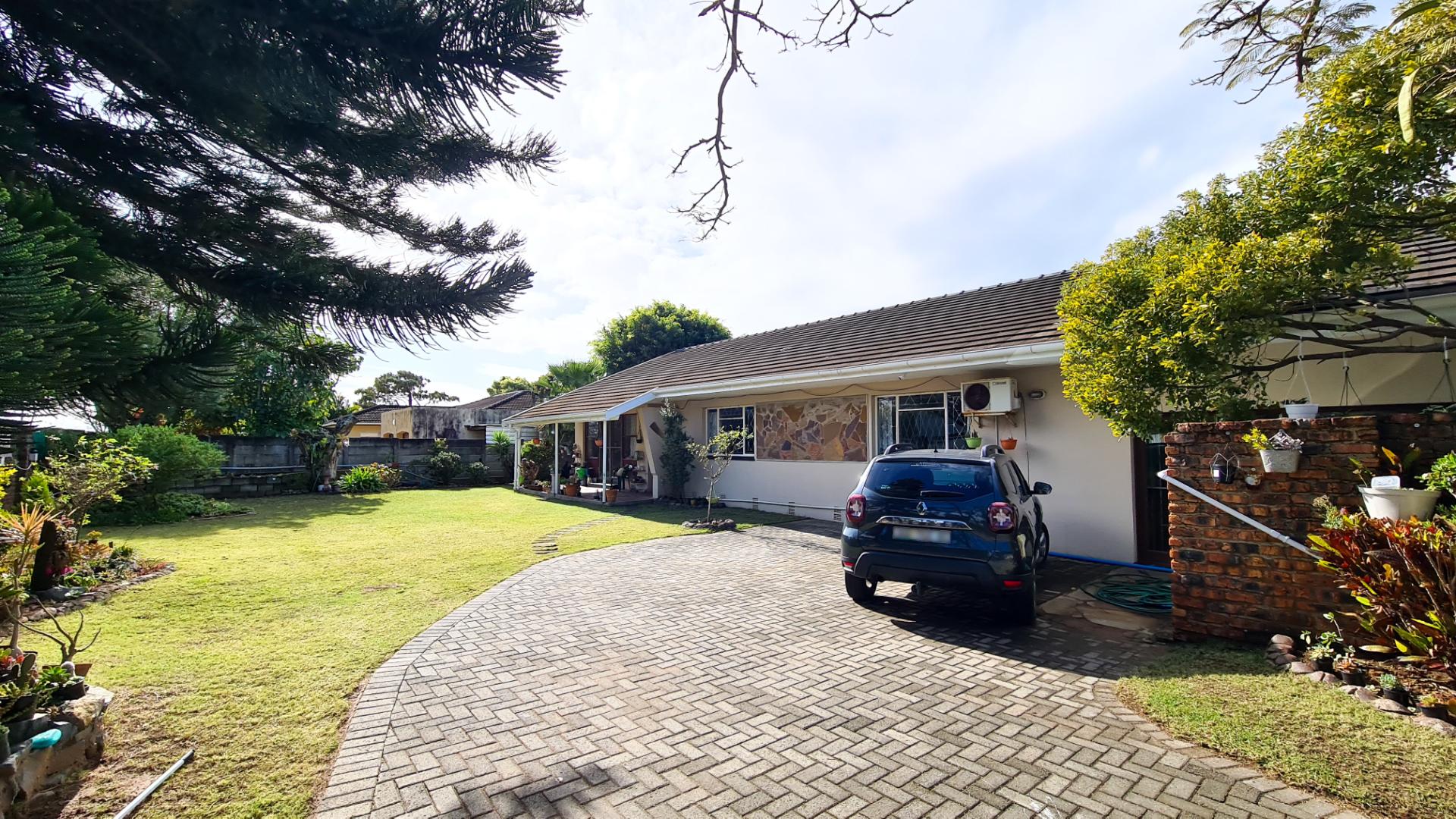 4 Bedroom House for sale in Beacon Bay P24112979852