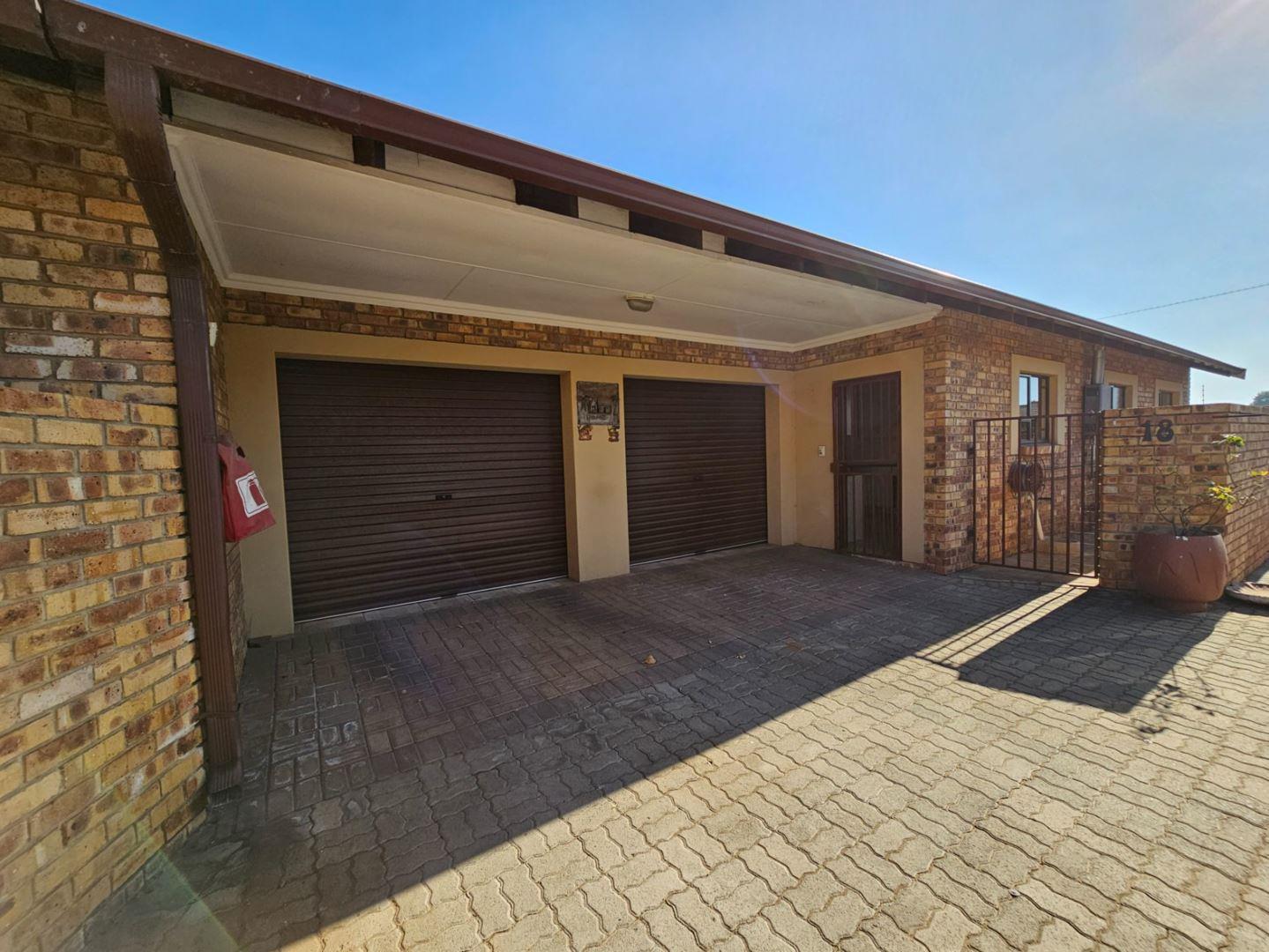 2 Bedroom House for sale in Riversdale P24112983363