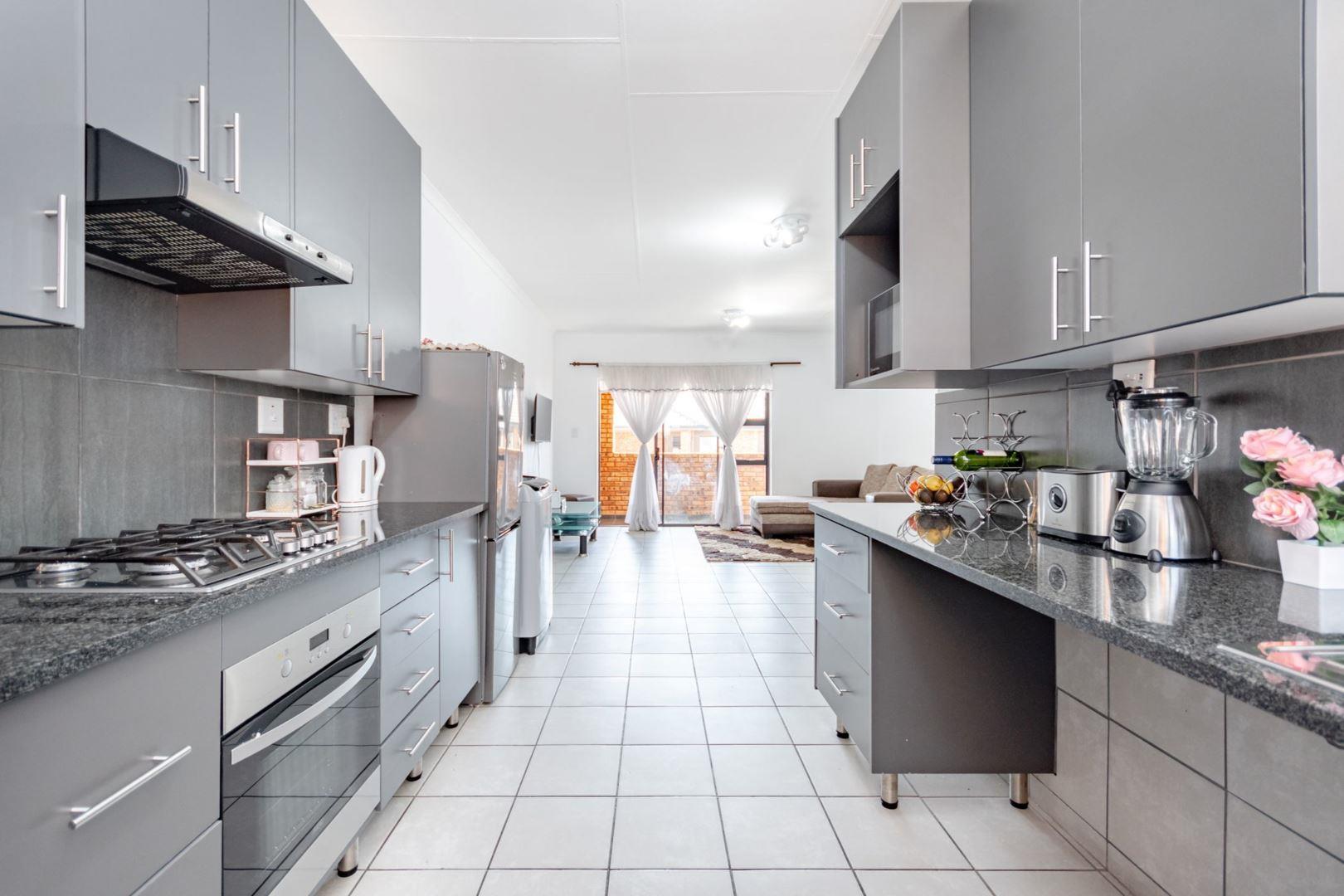 3 Bedroom Townhouse for sale in Ravenswood P24112983459