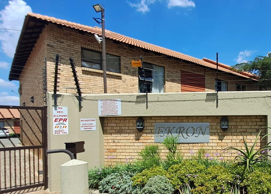 2 Bedroom Townhouse for sale in Krugersdorp Central P24112984420