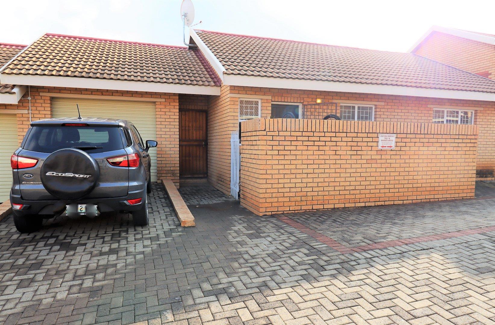 2 Bedroom Townhouse for sale in Langenhovenpark P24112987813