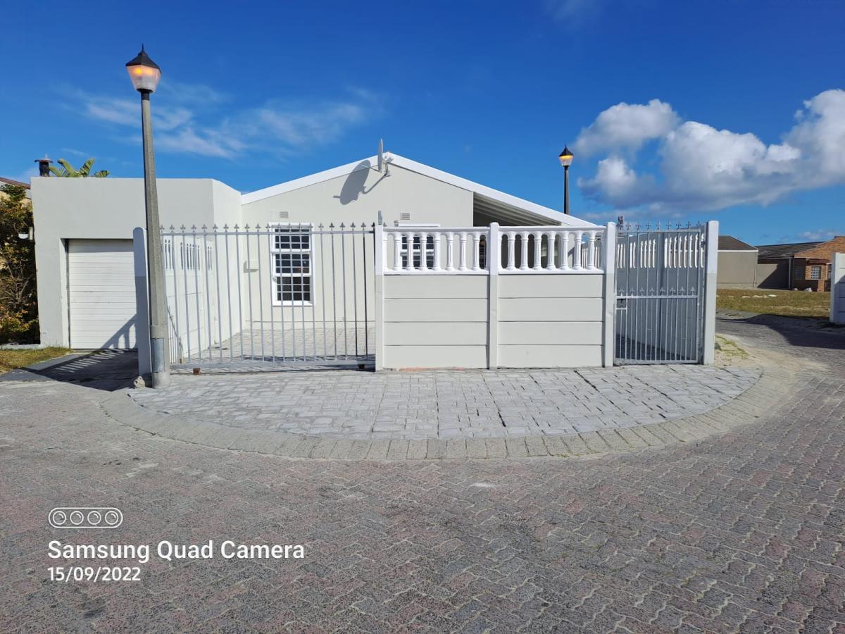 Strandfontein, Mitchells Plain Property Houses for sale in