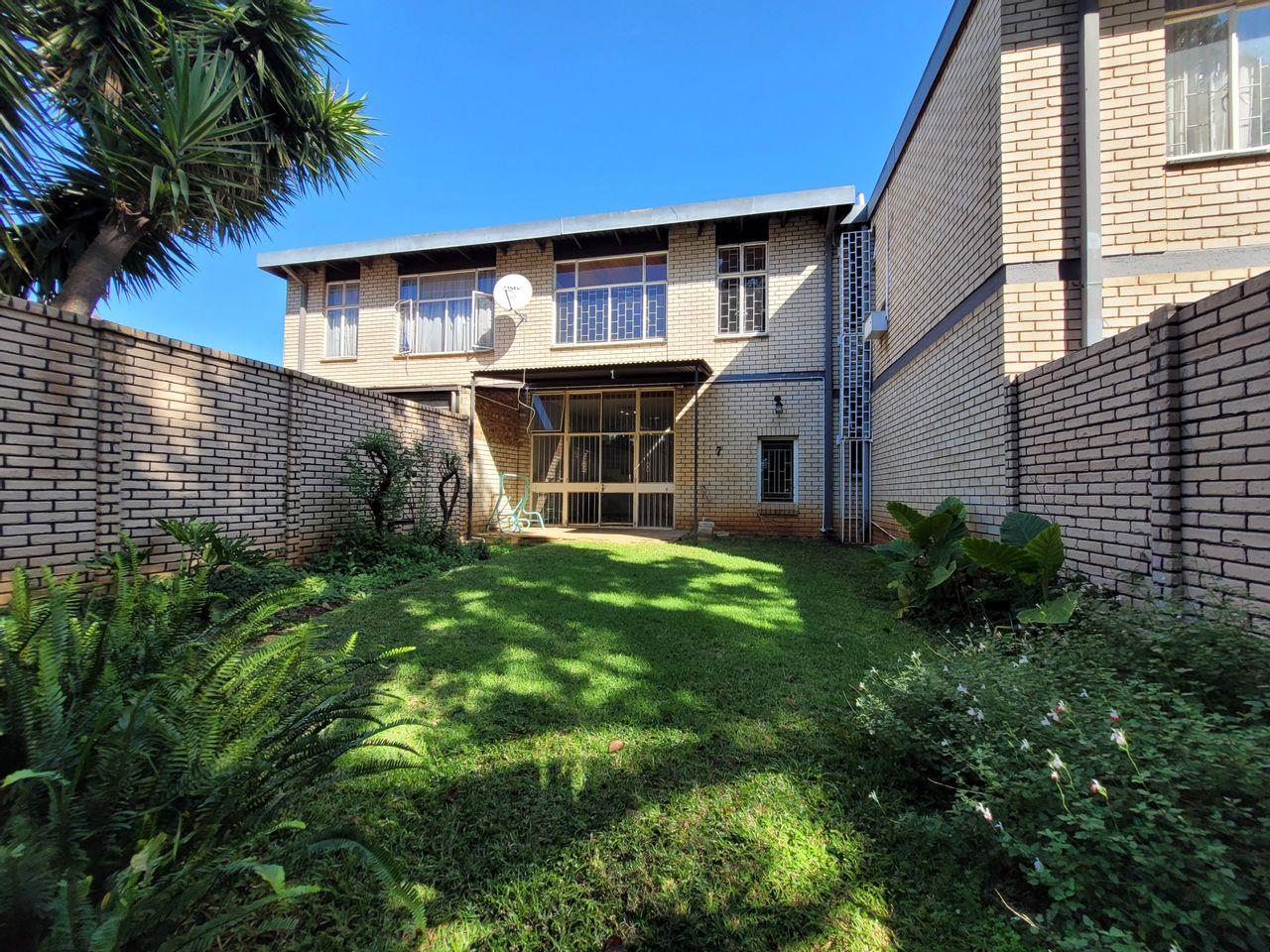 3 Bedroom Townhouse for sale in Parktown Estate P24113137455