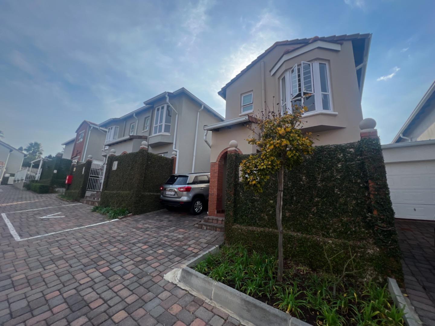 2 Bedroom Townhouse for sale in Bryanston P24112994686