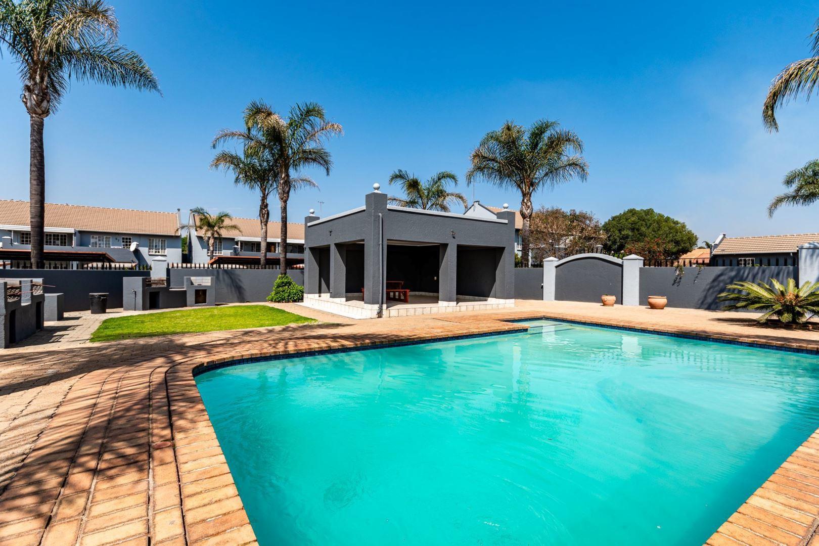 2 Bedroom Apartment / flat for sale in Bartlett P24112916510