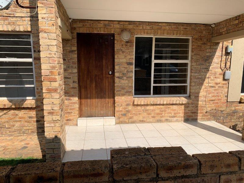 2 Bedroom Townhouse for sale in Honeypark P24113595609