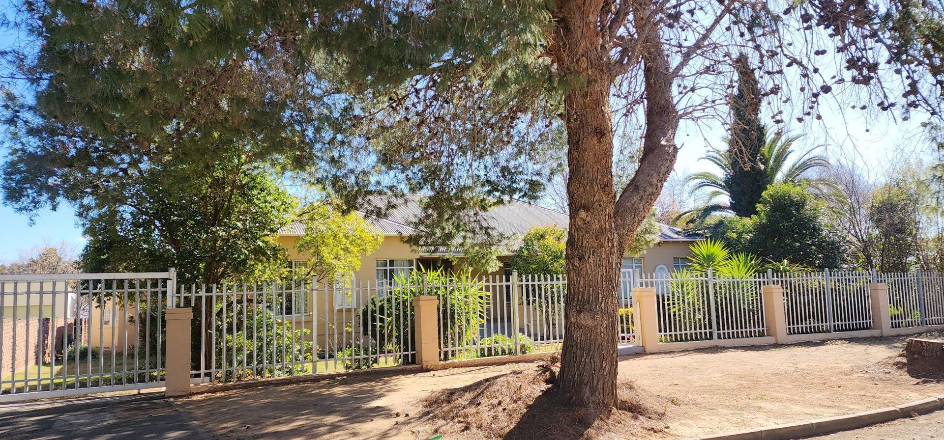 6 Bedroom House for sale in Cradock P24113006787