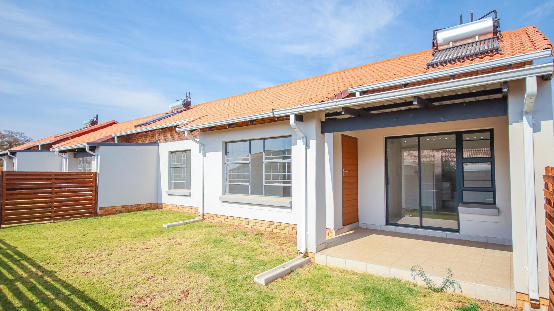 3 Bedroom Townhouse for sale in Monavoni P24113007066