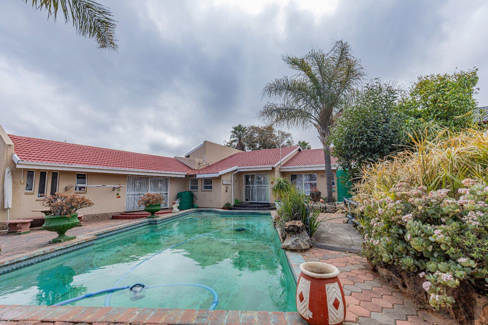 4 Bedroom House for sale in Greenhills P24112256350