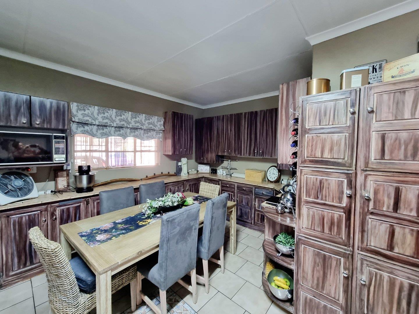 4 Bedroom House for sale in Vanderbijlpark SE 6 P24113008375