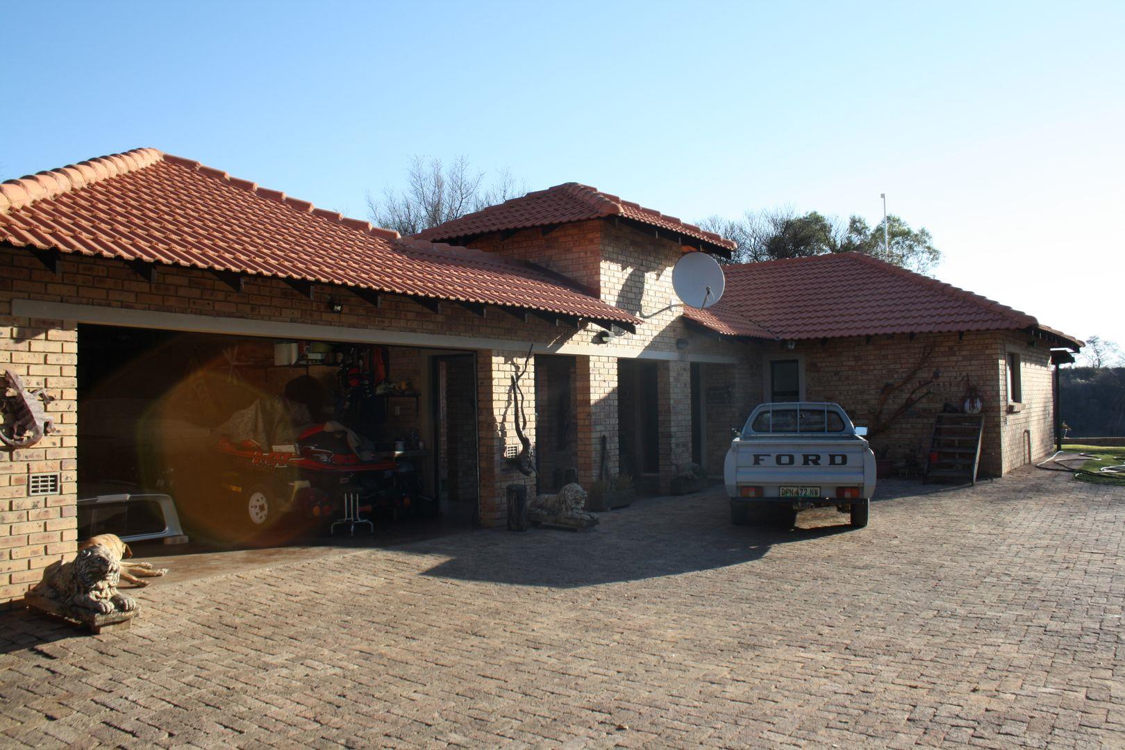 4 Bedroom House for sale in Viljoenskroon Rural P24113010047