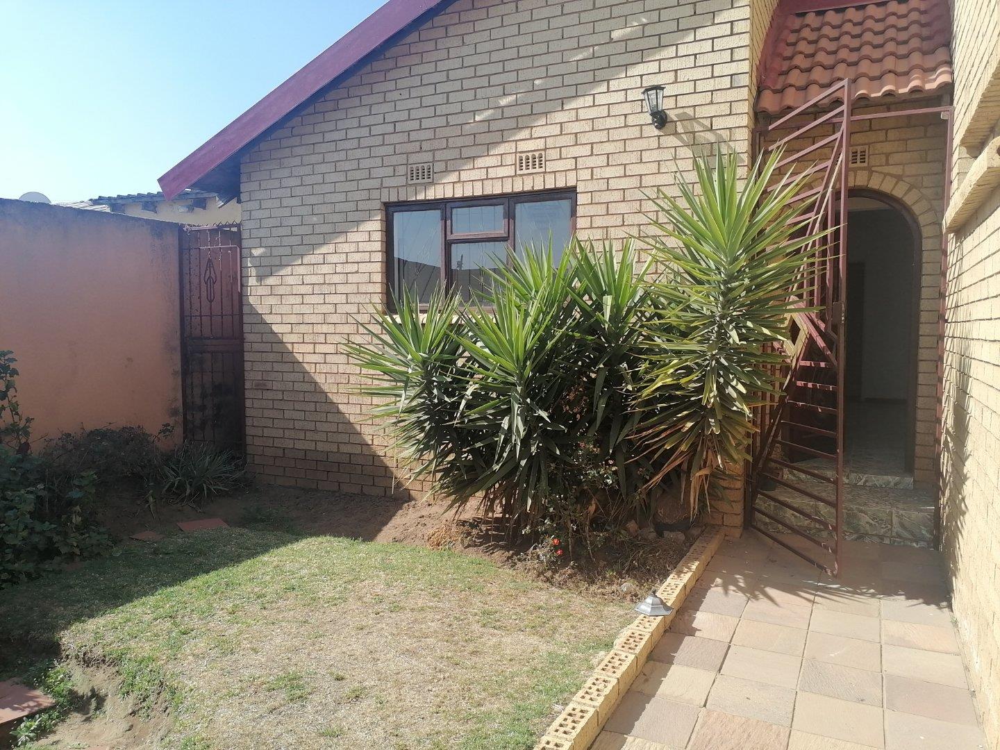 Meadowlands Property Houses for sale in Meadowlands