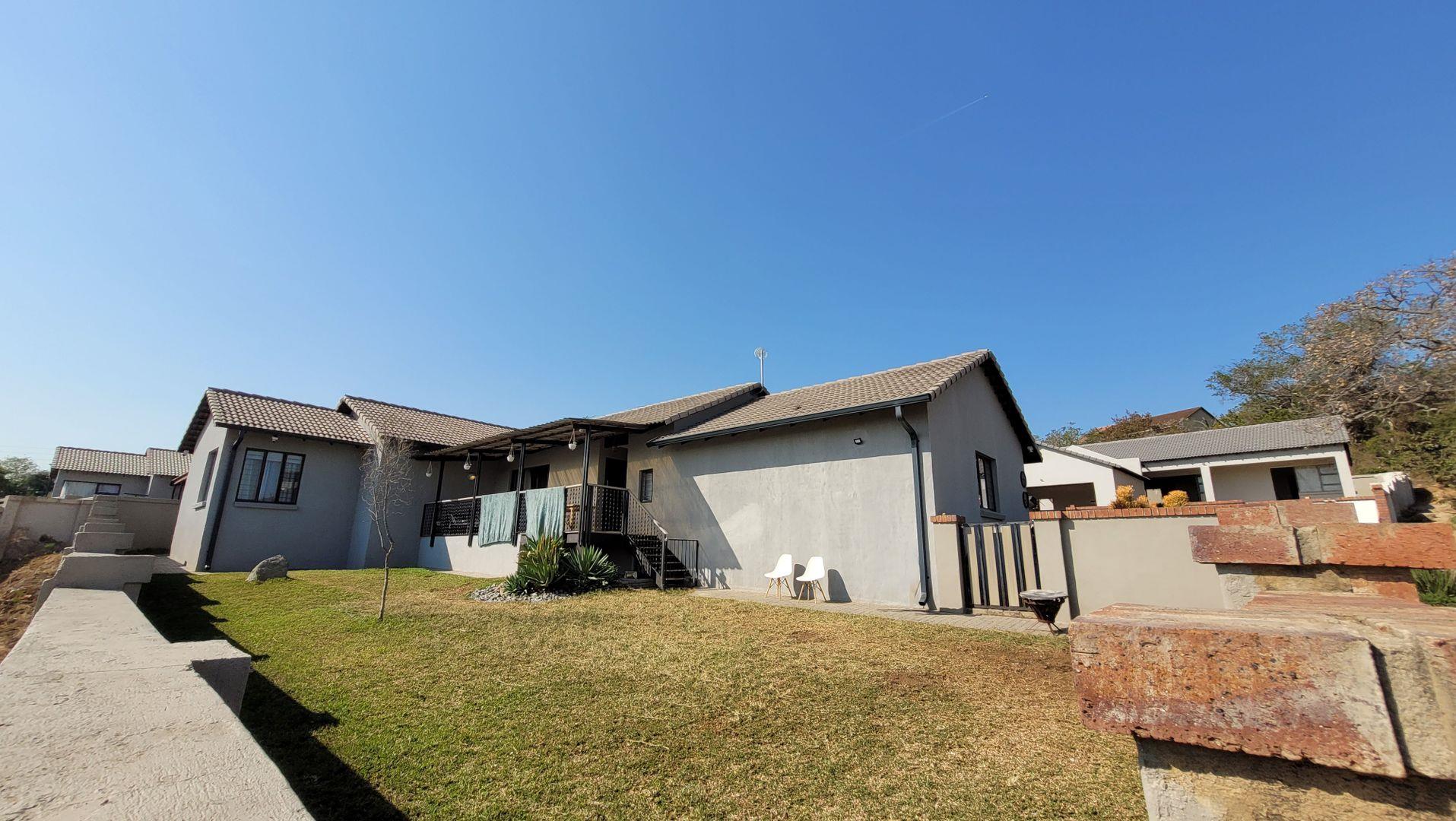 3 Bedroom Townhouse for sale in Stonehenge P24113012285