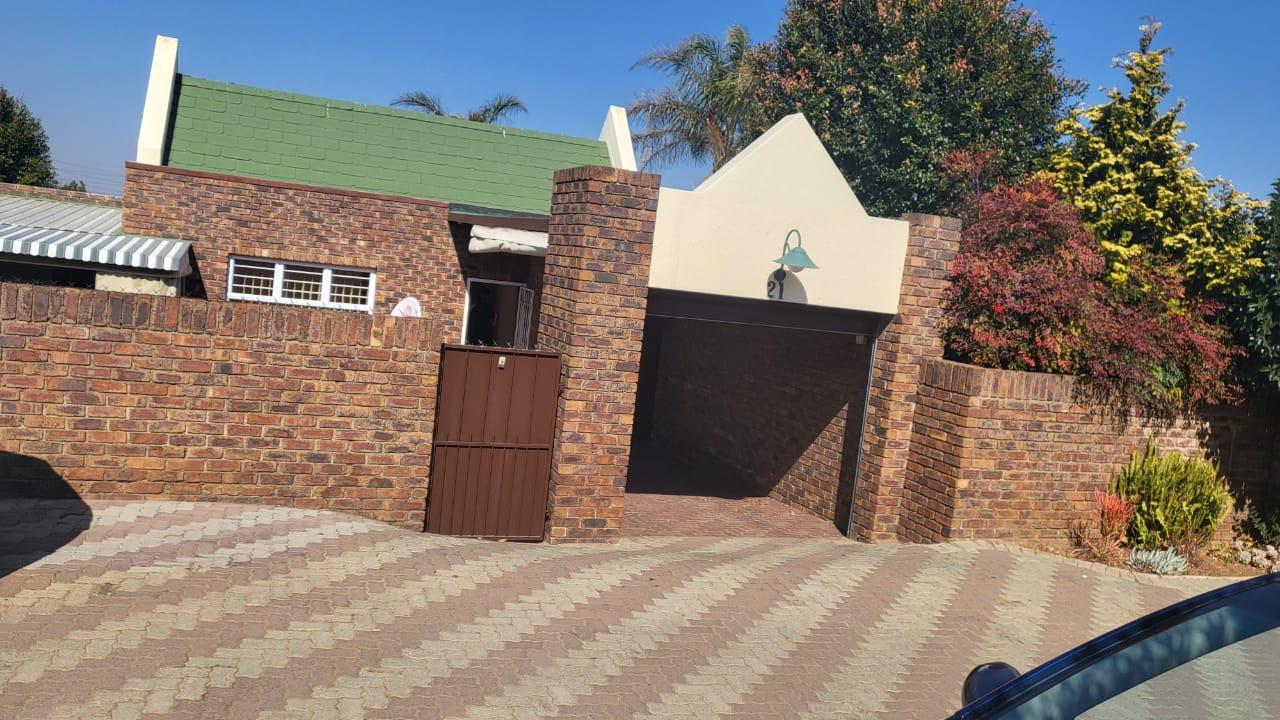Oakdene, Johannesburg Property Property and houses for sale in