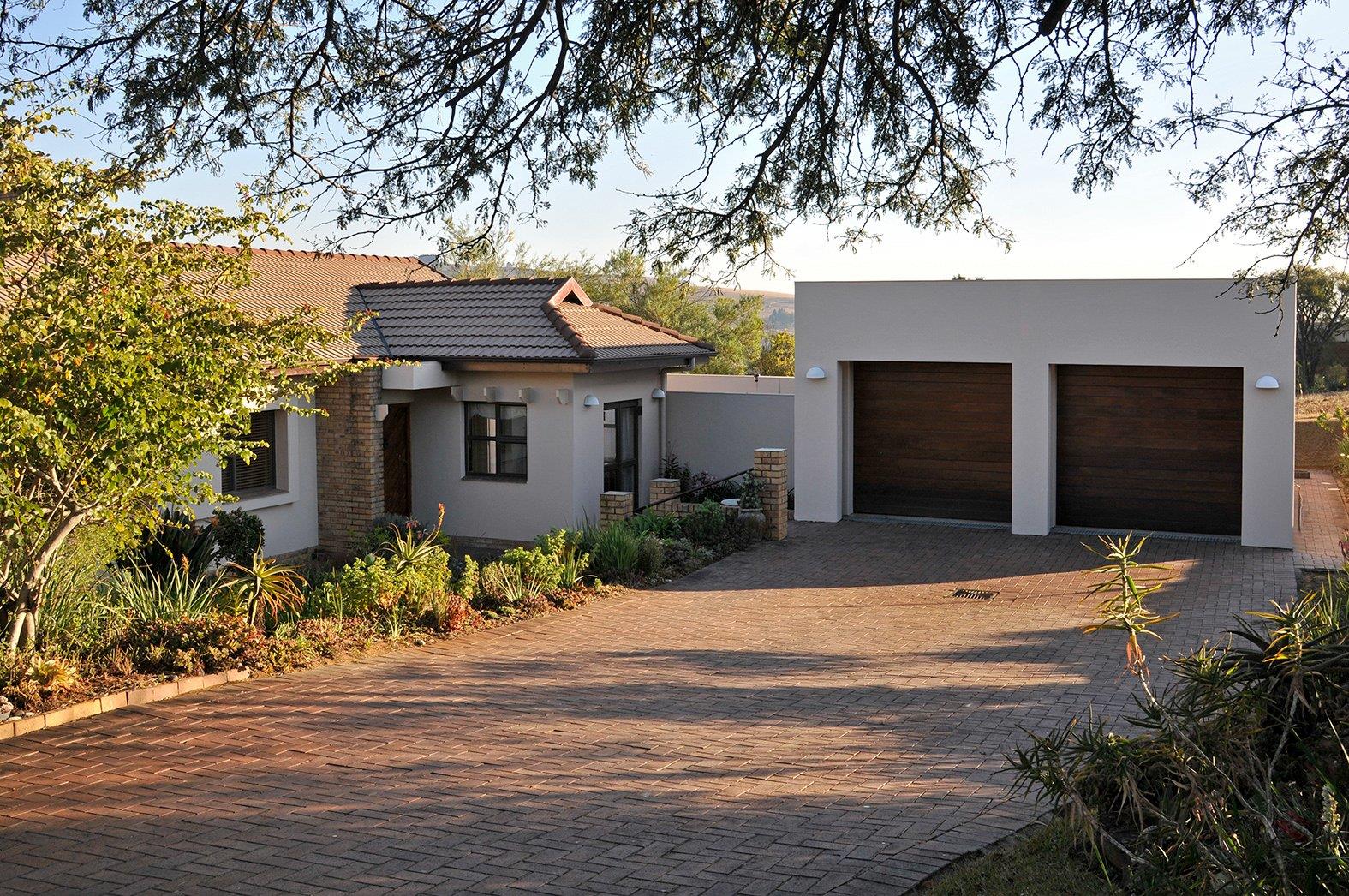 2 Bedroom House for sale in Cathkin Estate P24113019026