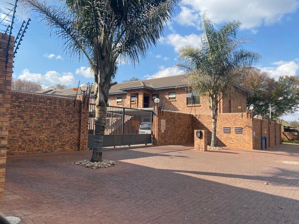 3 Bedroom Townhouse for sale in Ravenswood Cornerstone Villas P24