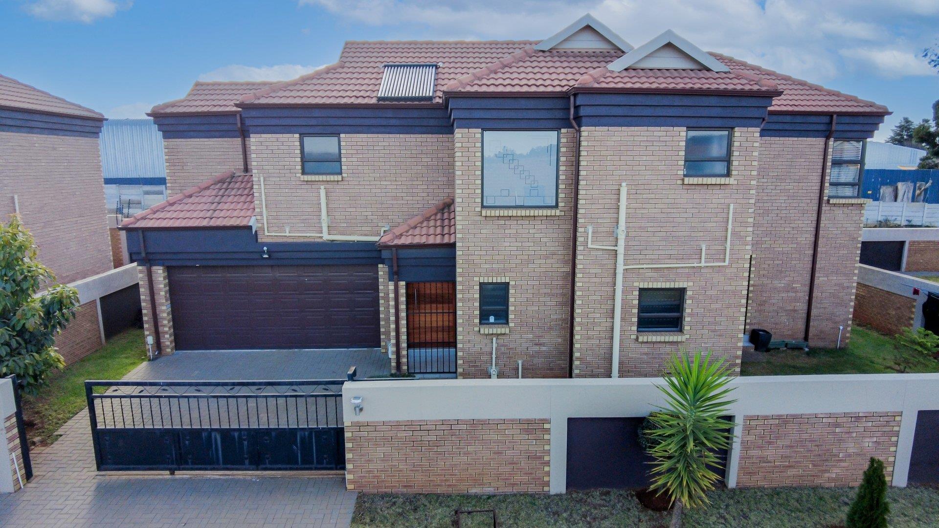 4 Bedroom House for sale in Pomona P24113002503