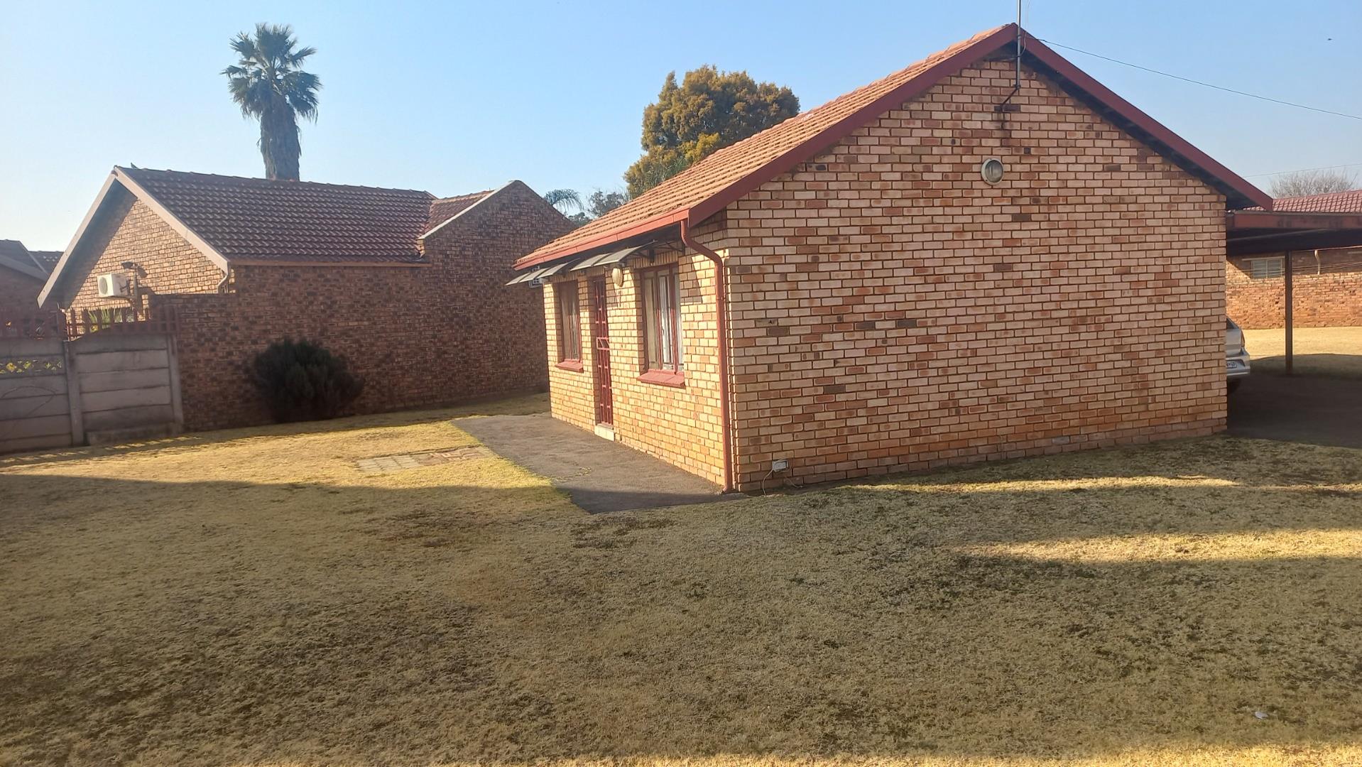 2 Bedroom House for sale in Bakerton P24113034873