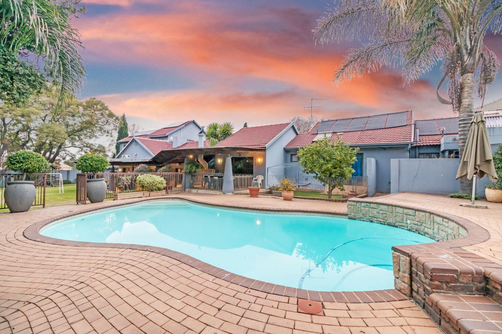 5 Bedroom House for sale in Oaklands P24113036556