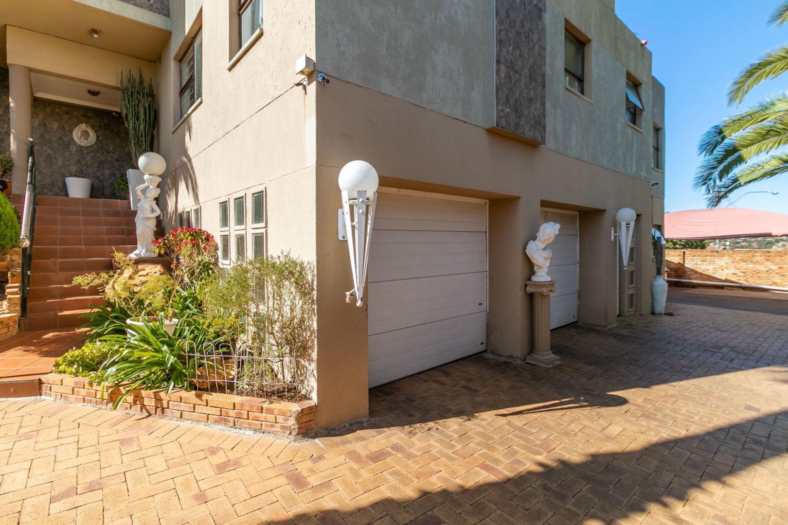 6 Bedroom House for sale in Oakdene 2 Swartberg Drive P24113991688