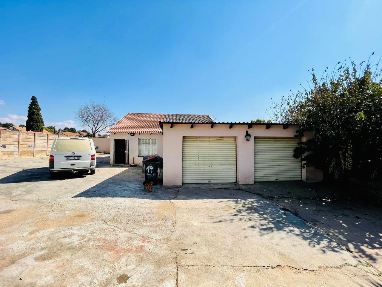 3 Bedroom House for sale in Moffat View 4 Grootvlei Road P24113040307