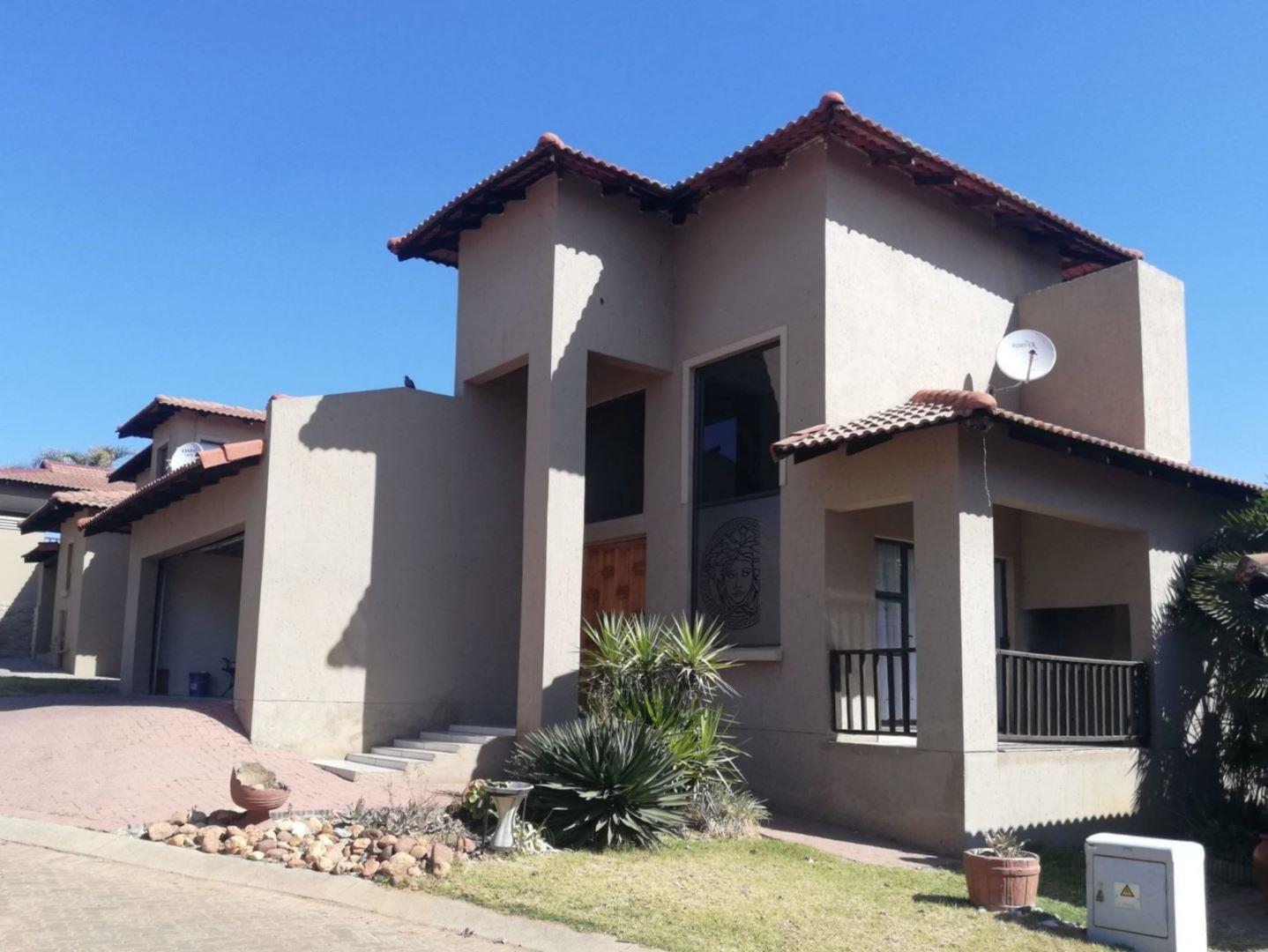 3 Bedroom Townhouse for sale in Vereeniging Central P24113044297