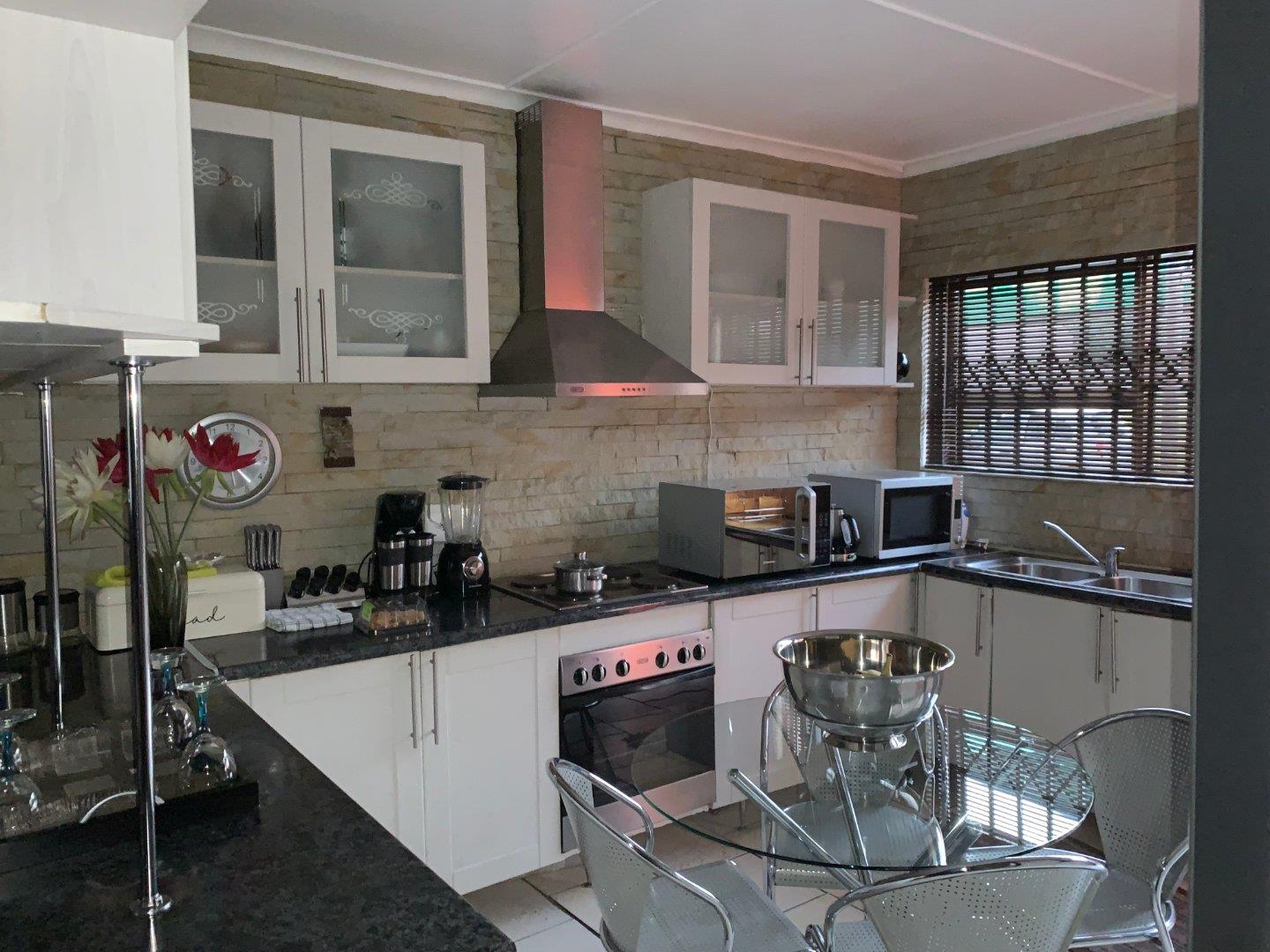 2 Bedroom House for sale in Headlands P24113044380