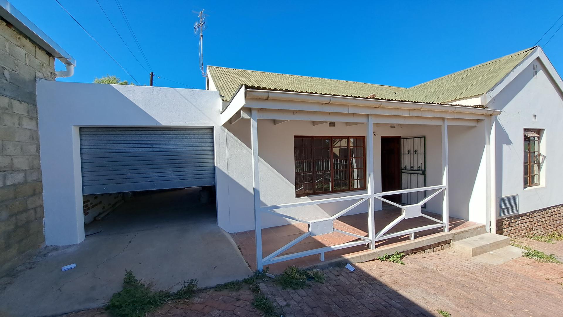 2 Bedroom House for sale in Oudtshoorn Central P24114724283