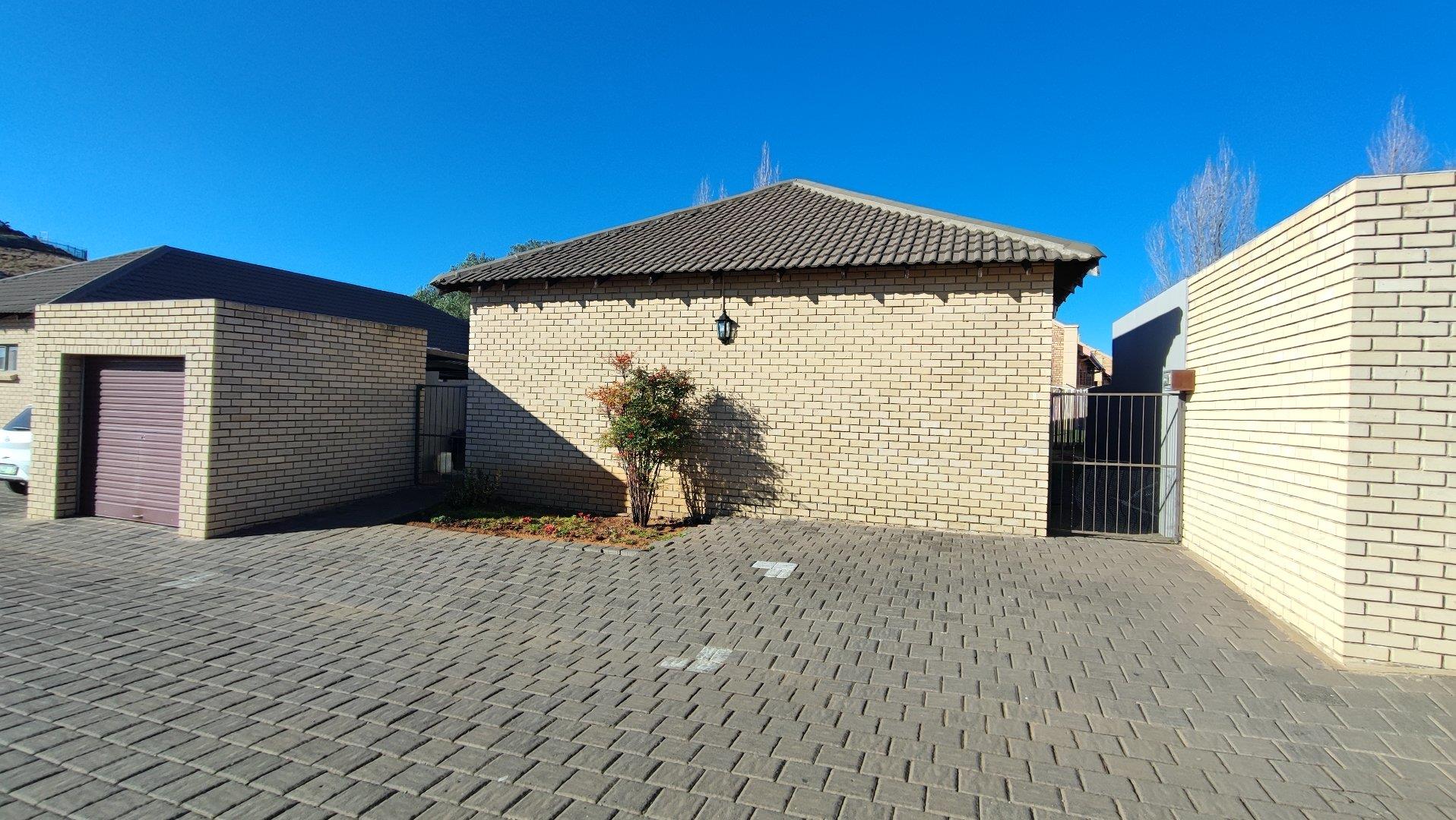 3 Bedroom Townhouse for sale in Langenhovenpark P24113049205