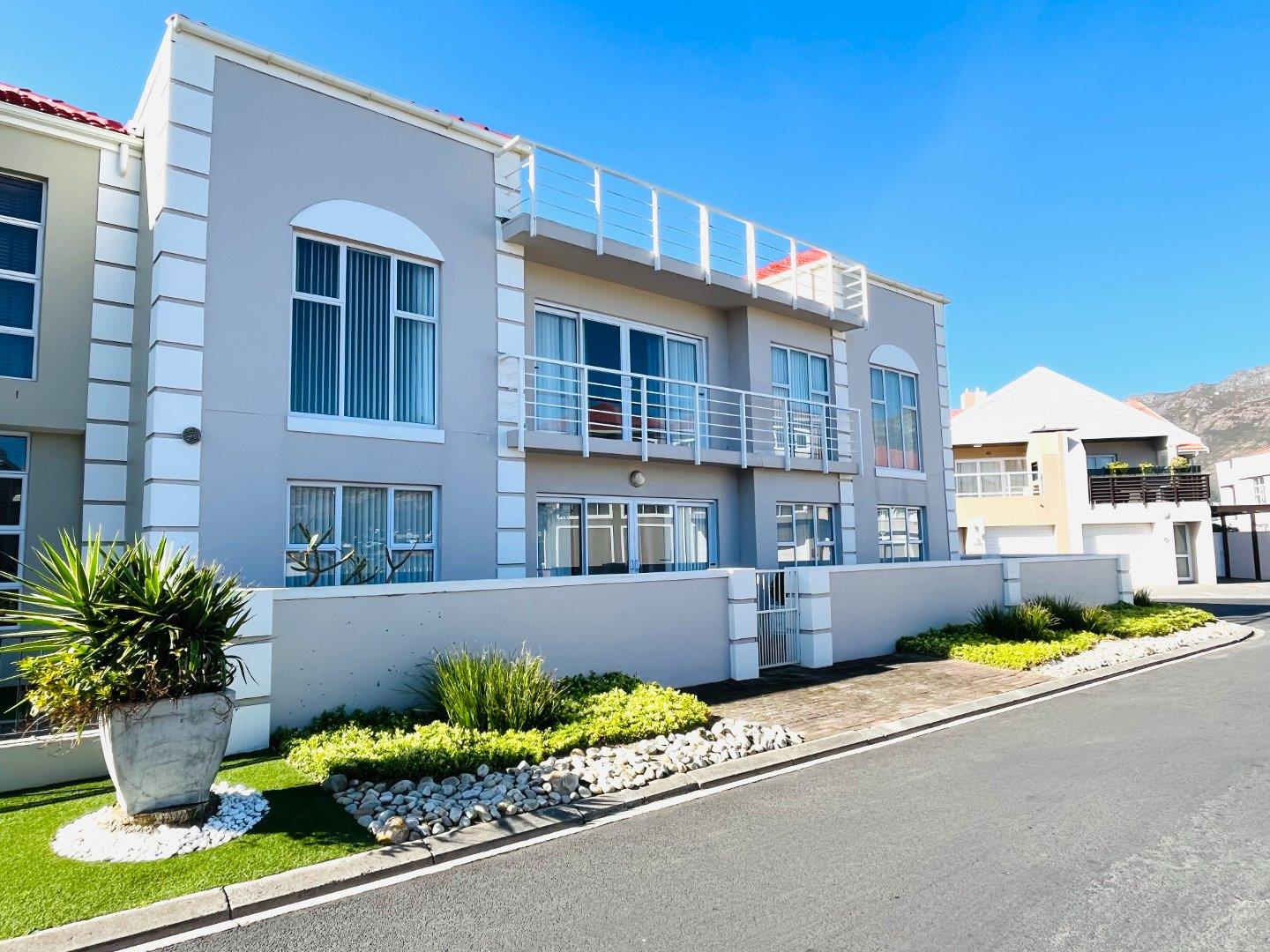 8 Bedroom House for sale in Harbour Island P24113051040