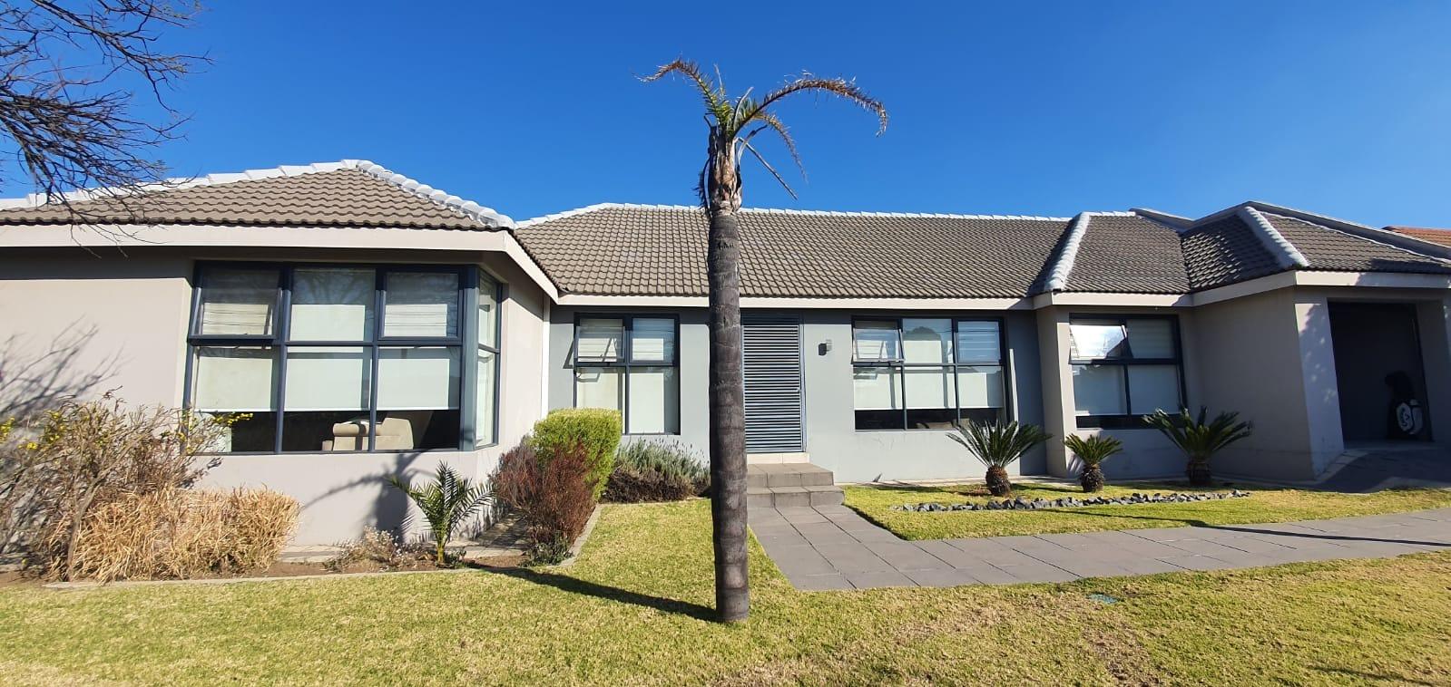 3 Bedroom House for sale in Robertsham P24113052954