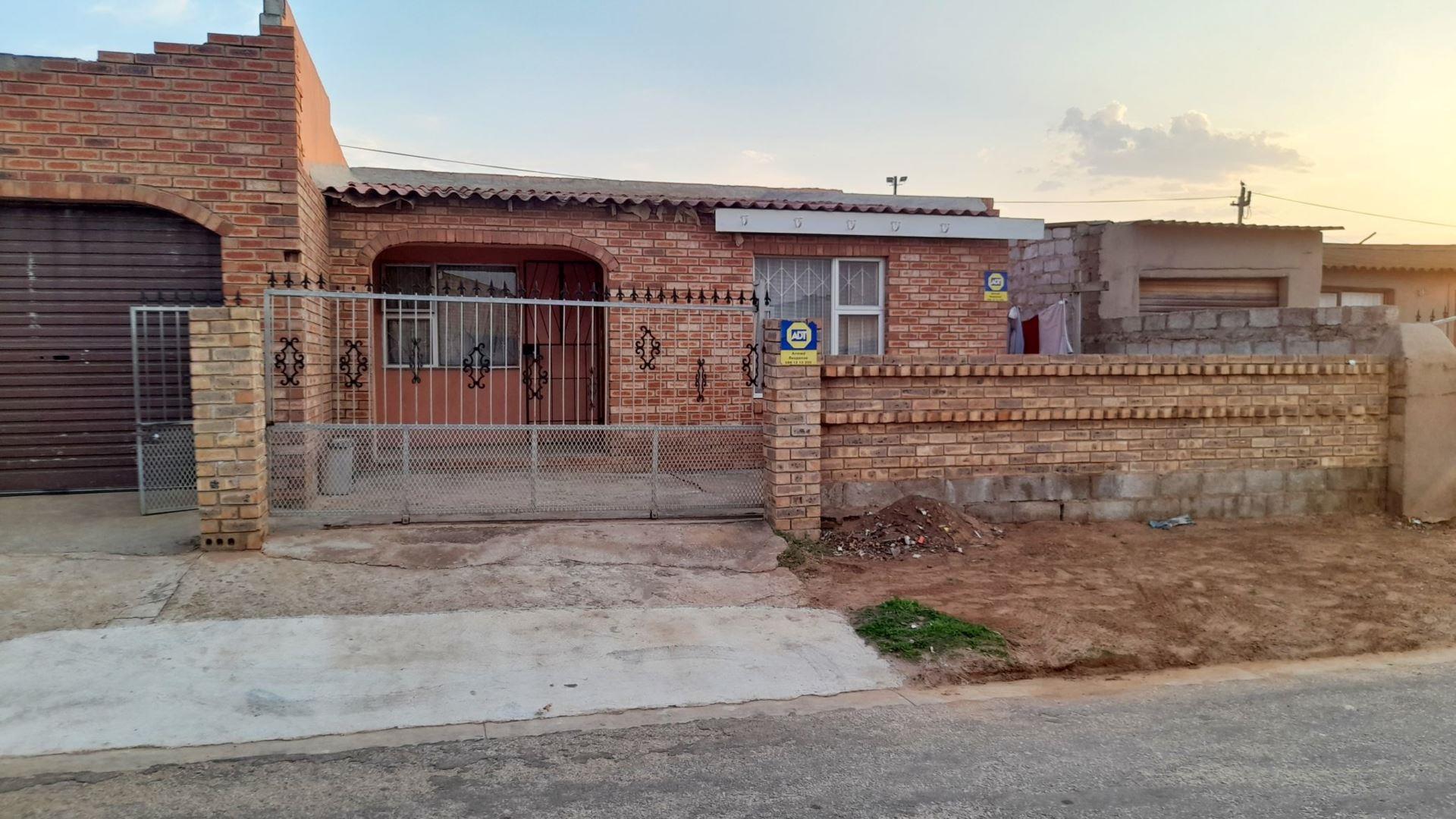 4 Bedroom House for sale in Kwazakhele P24113054376