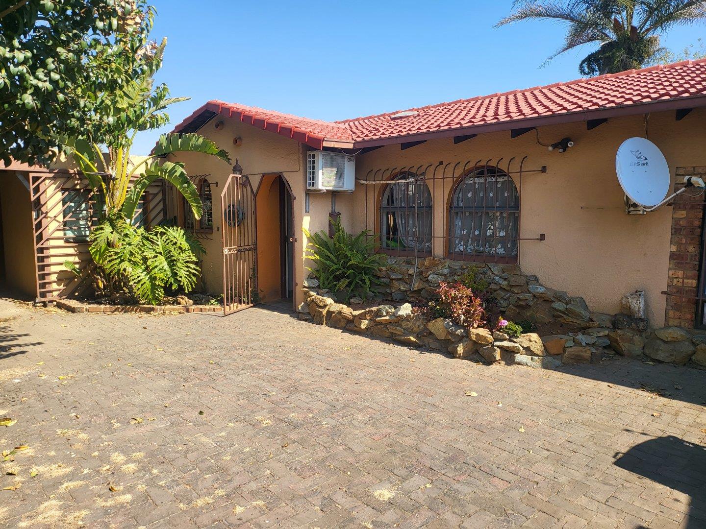 3 Bedroom House for sale in Huntingdon P24113056183