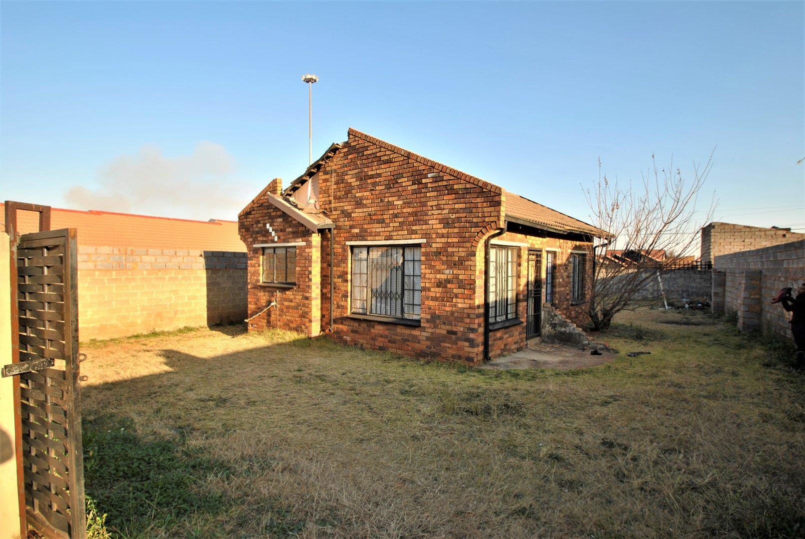 3 Bedroom House for sale in Zulu Section P24113061494