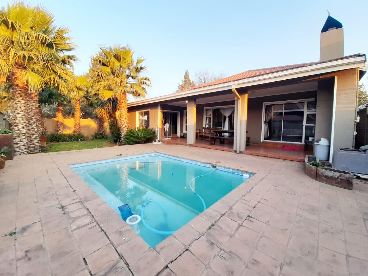 3 Bedroom Townhouse for sale in Vaalpark P24113063873