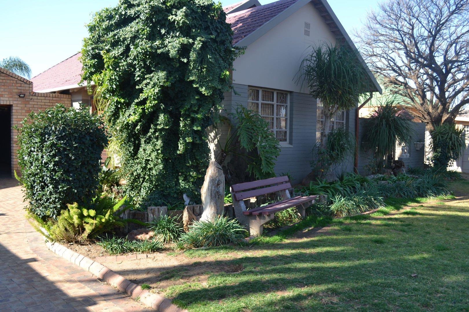 4 Bedroom House for sale in Ross Kent East P24113084846