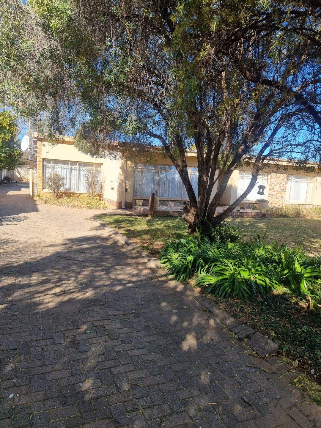 3 Bedroom House for sale in La Hoff P24113086018