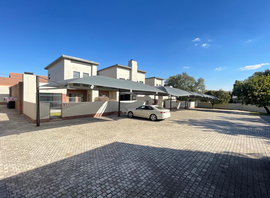 2 Bedroom Townhouse for sale in Eastleigh P24113844757