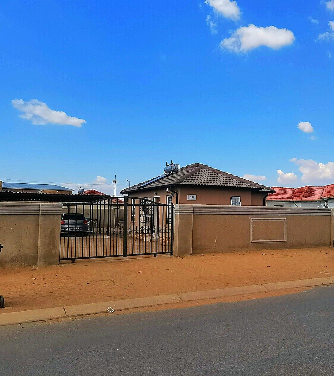 Azaadville Gardens Property Property and houses for sale in
