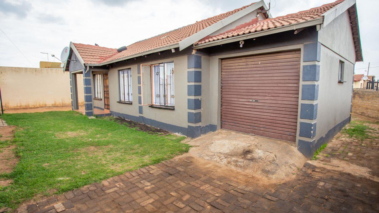 3 Bedroom House for sale in Leachville Ext 2 42 Sabie Street P24