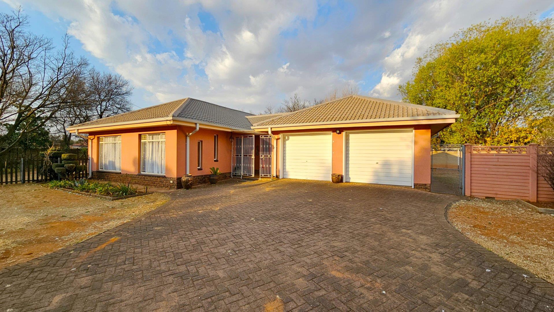 4 Bedroom House for sale in Three Rivers East 20 Lapwing Street P24