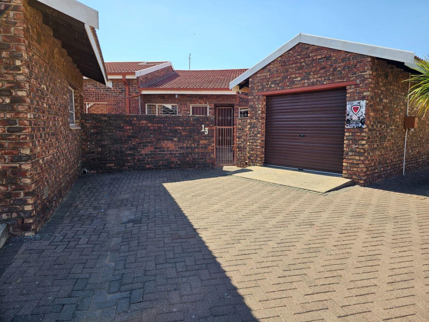 2 Bedroom Townhouse for sale in Three Rivers P24113097622