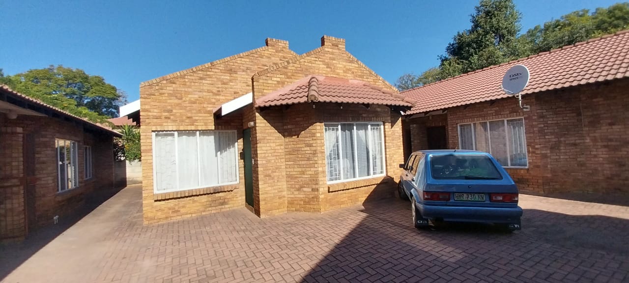 3 Bedroom Townhouse for sale in Rustenburg Central P24113107588