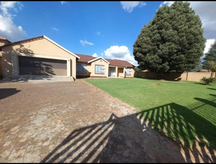 3 Bedroom House for sale in Crystal Park P24114418170