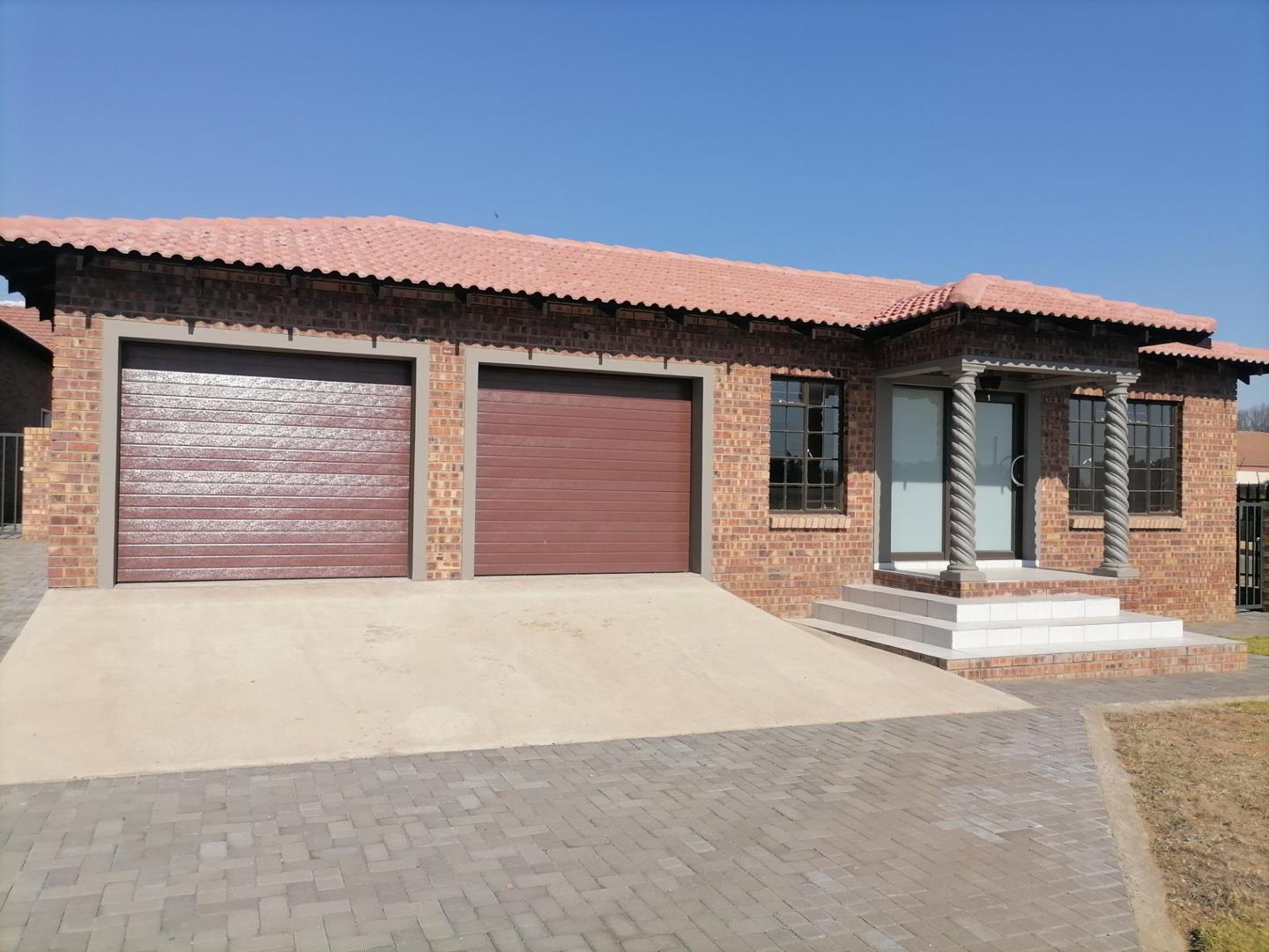 3 Bedroom Townhouse for sale in Ermelo P24113099177