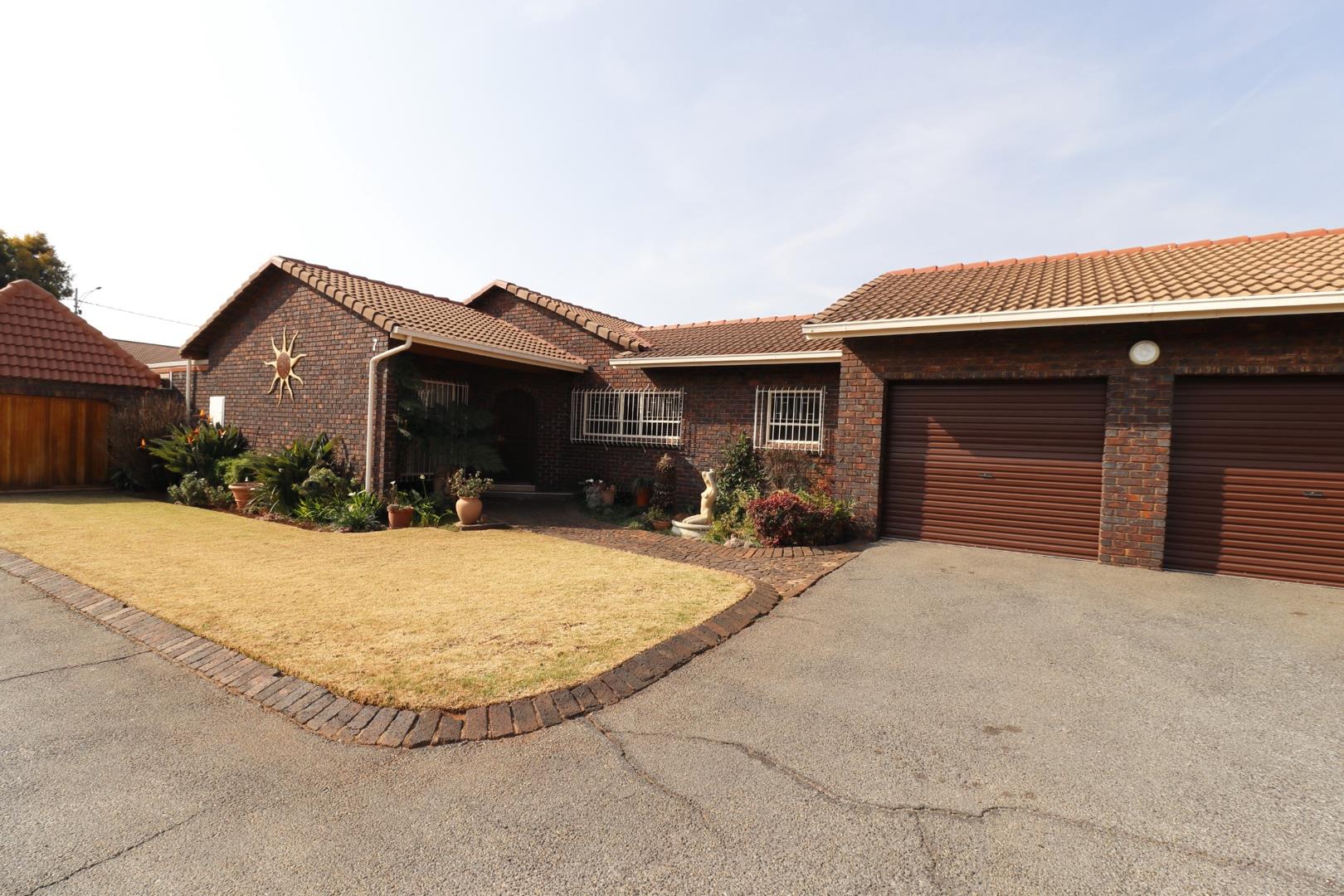 3 Bedroom House for sale in Edelweiss P24113101149