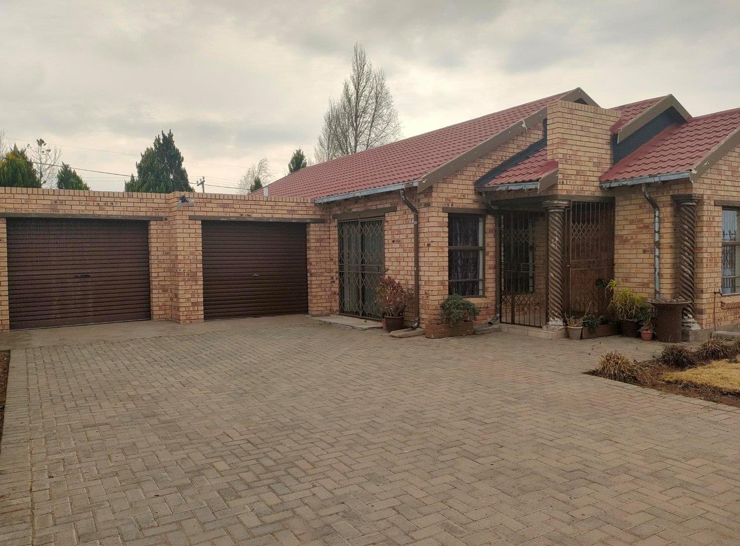 3 Bedroom House for sale in Mandela View P24113103402